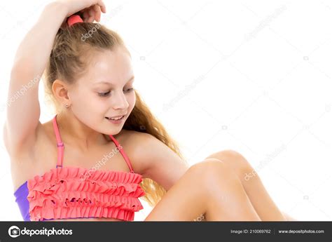 Kaunis Pieni Tyttö Uimapuvussa Istuu Lattialla — Valokuva