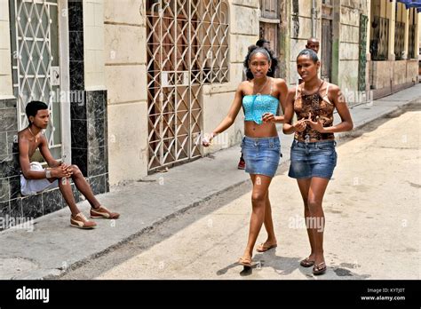 Havanna Kuba 7 Mai 2009 Zwei Schöne Junge Frauen Zu Fuß Auf Einer