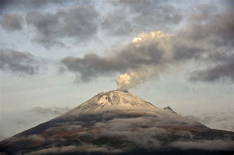 volcanic ash shuts  mexican airport  popocatepetl volcano erupts
