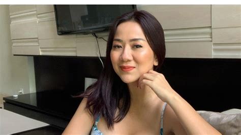 Tante Ernie Duduk Manja Pakai Dress Biru Seksi Netizen Membius Mata