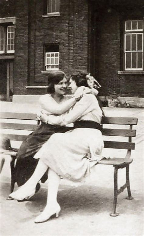 36 Vintage Snapshots Of Women Expressed Their Love Together From The