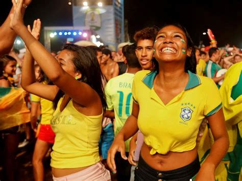 foto aura supporter cewek brazil  pembukaan piala dunia brasil