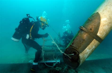 fileus navy   p  divers assigned  mobile underwater diving salvage unit mudsu