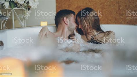 Photo Libre De Droit De Adorable Jeune Couple Samuse Dans Les Spas
