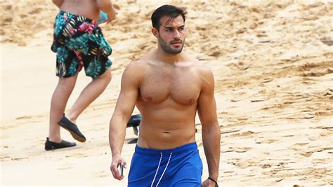 Britney Spears Bf Sam Asghari Runs Shirtless Along The Beach In Maui