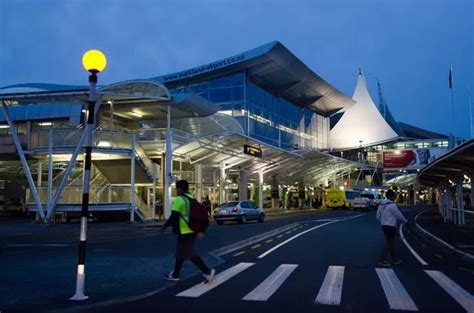 brit ahole tourists  airport  bags   zealand  week  chaos world news