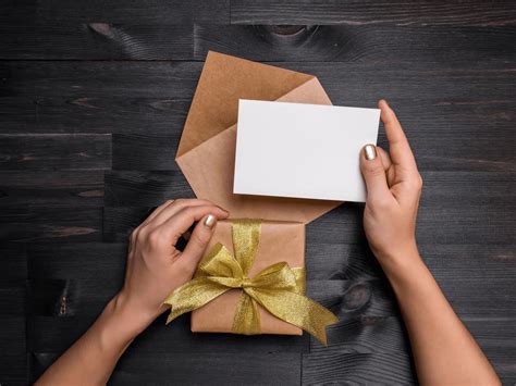 reasons  give restaurant gift cards  holiday season bankvine