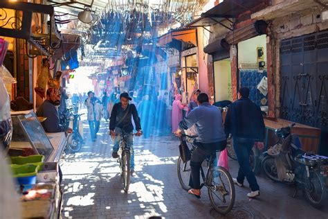 visiter les souks de marrakech promenade au coeur des  beaux marches traditionnels du pays
