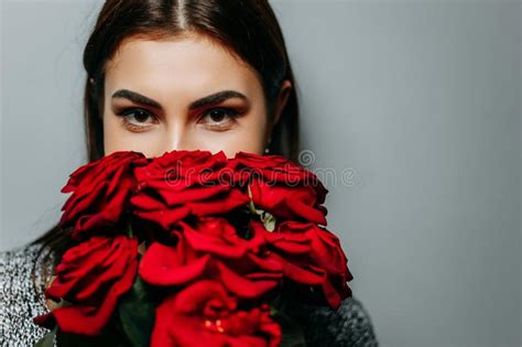 belle fille avec les roses rouges image stock image du sensuel fleur 3170467