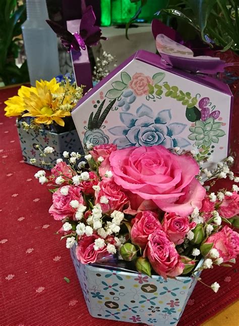 pretty gift box bouquet  orlando fl edgewood flowers