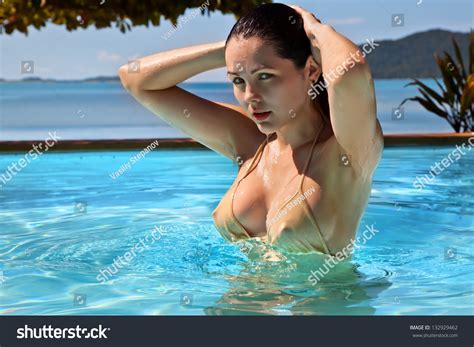 Beautiful Girl In Bikini Swimming In Pool Photo Libre De Droits