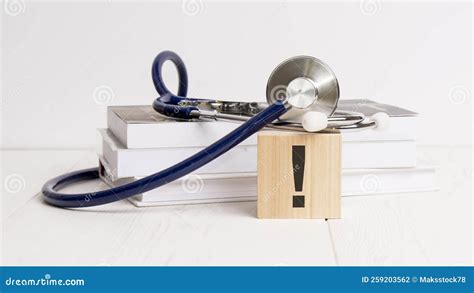 houten blok met uitroepteken stethoscoop boekblok op witte houten tafel medisch en