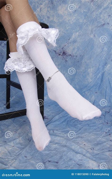 aufbieten ausrufen zurufen preis apfel girls wearing white socks