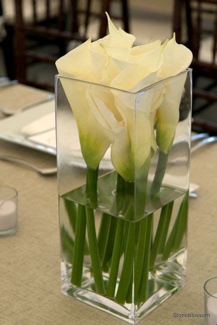 jarrón cuadrado con calas blancas centros de flores arreglos de flores y arreglos florales