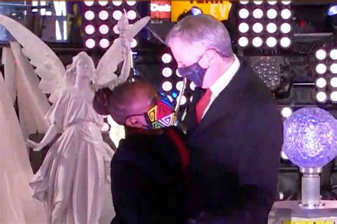 Watch Deblasio Dances With His Wife In Times Square On New Year S Eve