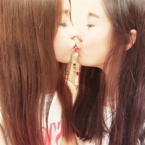 Pin By ᴜʟzzᴀɴɢ ♡ On ˚♡ Friends ♡ ˚ Cute Lesbian Couples