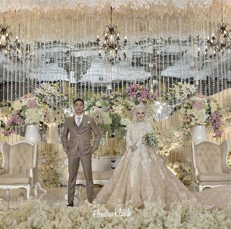 pin oleh amichelle  beautiful brides gowns  wedding decors