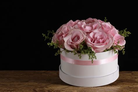 arreglo floral   rosas en caja artesanos en accion