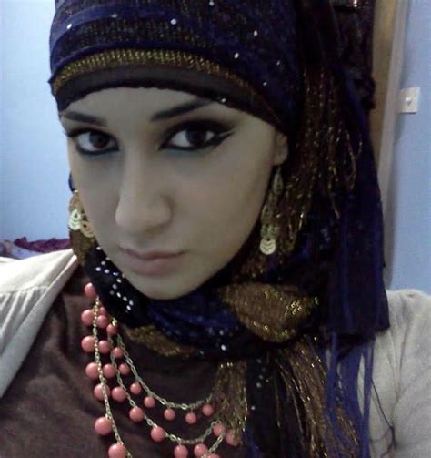 jilbab yang sebenarnya merupakan salah satu bagian pakaian wajib bagi cewek bugil