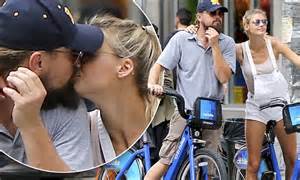 Leonardo Dicaprio Enjoys Some Pda With Girlfriend Kelly