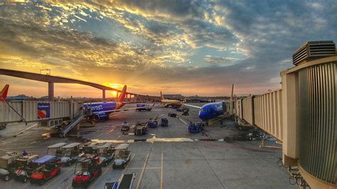 beautiful sunrise   prepare  fly   phoenix sky harbor international airport