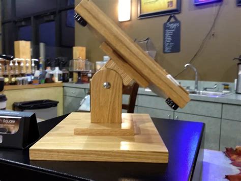 diy wood ipad stand  screams styleprevents tablet jabbing violence solidsmack
