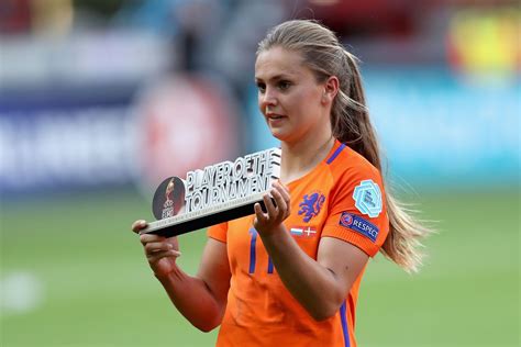 lieke martens wins the best fifa women s player award