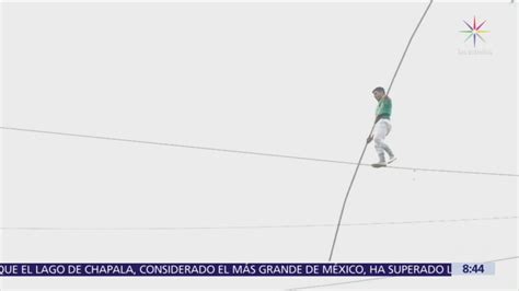 equilibrista camina sobre la cuerda floja entre dos edificios en chile
