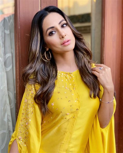 Hina Khan Looks As Bright As Sunshine In Her Latest