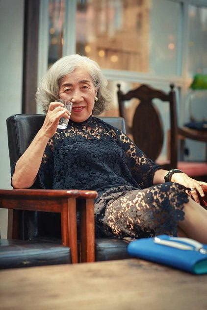 80 year old woman amazes internet with elegant style shanghai daily