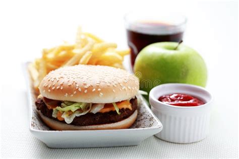 cheeseburger en frieten stock afbeelding image  restaurant