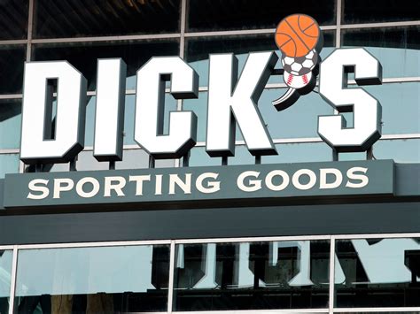 dick s sporting goods earnings and comp sales miss shares