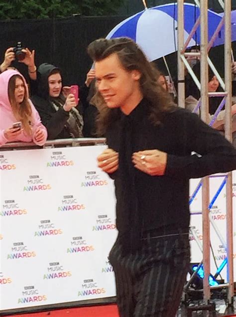 [pics] Harry Styles Rubbing His Nipples On Bbc Awards Red