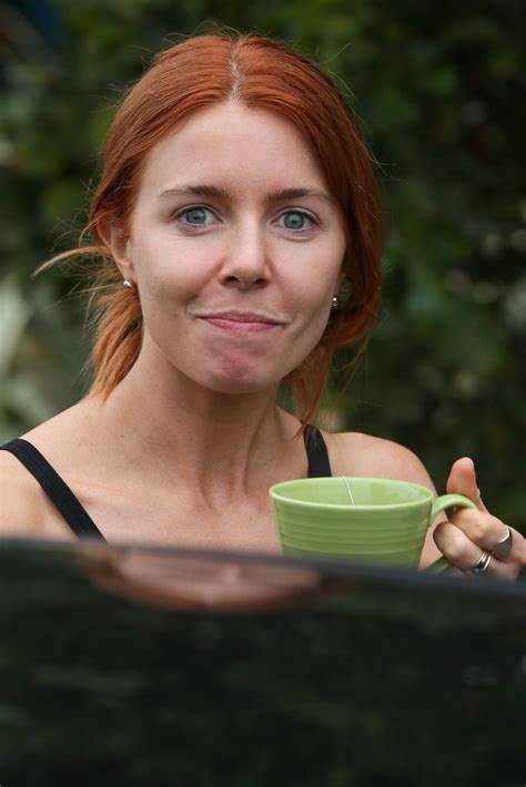 stacey dooley leaves  hotel  london  hawtcelebs