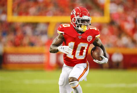 tyreek hill clavicle ruled   week   practicing   straight day