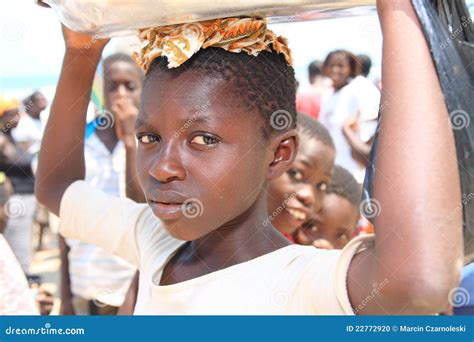 fille africaine avec une cuvette pleine des poissons ghana image