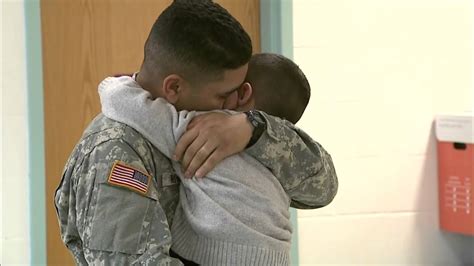 soldier dad surprises kindergarten son for christmas