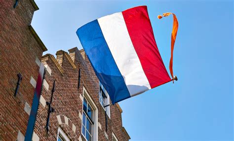 de vlag uithangen op koningsdag en   mei holland vlaggen