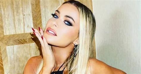 Carmen Electra Helps Depressed Fan While Flaunting Curvy Snap
