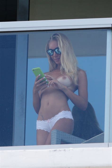 laura cremaschi topless cameltoe candids on a balcony