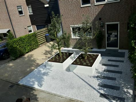 een stijlvolle voortuin met speelse stapstroken van dijk groen