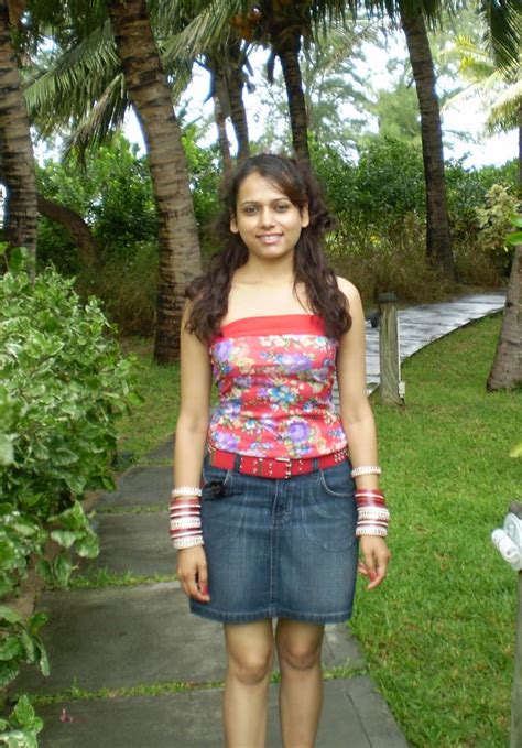 indian bhabhi looking very hot in mini skirt chuttiyappa