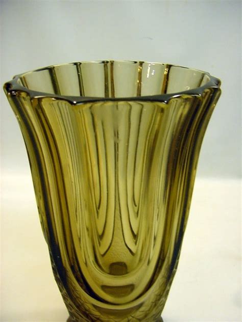 1920 S Art Deco Hand Blown Olive Green Glass Vase Lot 213