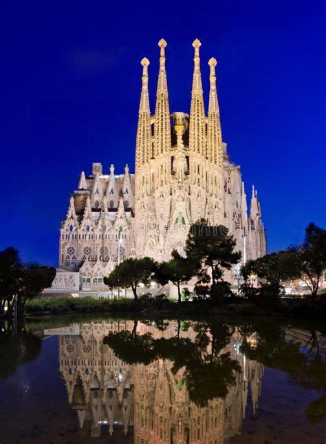 sagrada familia kerk  barcelona spanje redactionele foto image  orientatiepunt europees