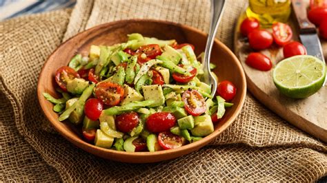 avocado salat mit tomaten und stangensellerie