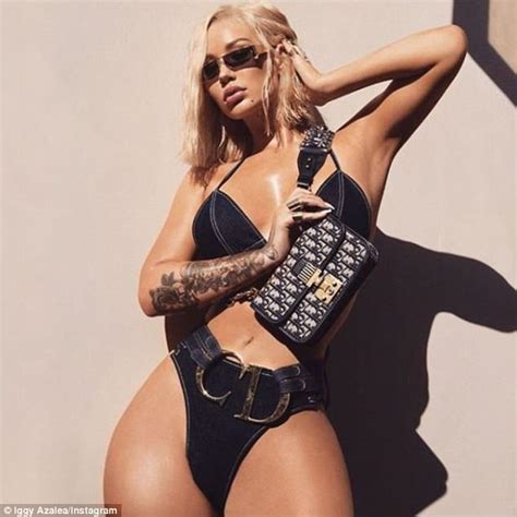 iggy azalea flaunts curves after claims she s copying