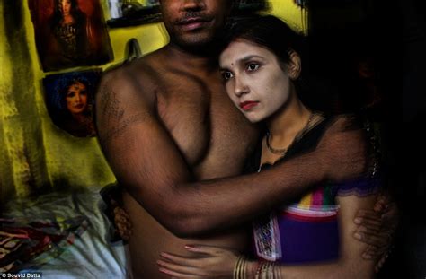 born into brothels behind the scenes of calcutta s notorious red light district where thousands