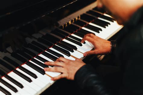 person playing piano photo   image  unsplash
