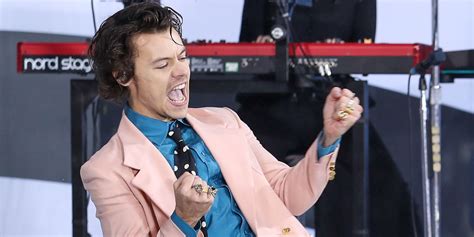 harry styles just landed his first no 1 track paper