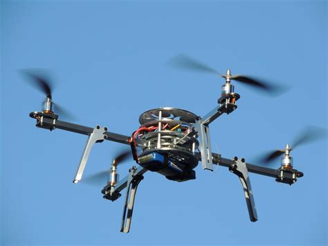mondo  robot la straordinaria potenza del drone quadcopter